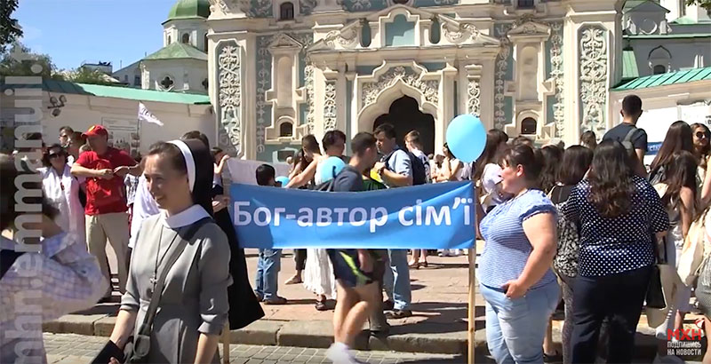Тысячи людей прошлись шествием по Киеву в защиту прав детей и семей